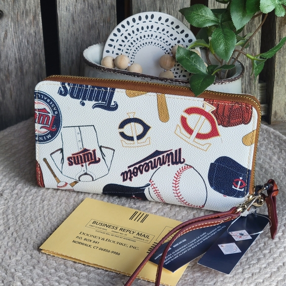 Dooney & Bourke Baseball Minnesota TWINS wristlet WHITE - Picture 5 of 11